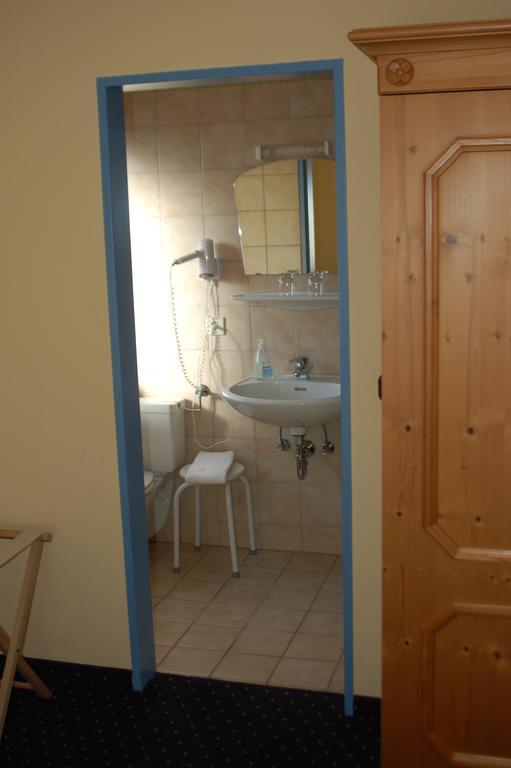 ホテルBrucker Gastehaus フュルステンフェルトブルック 部屋 写真