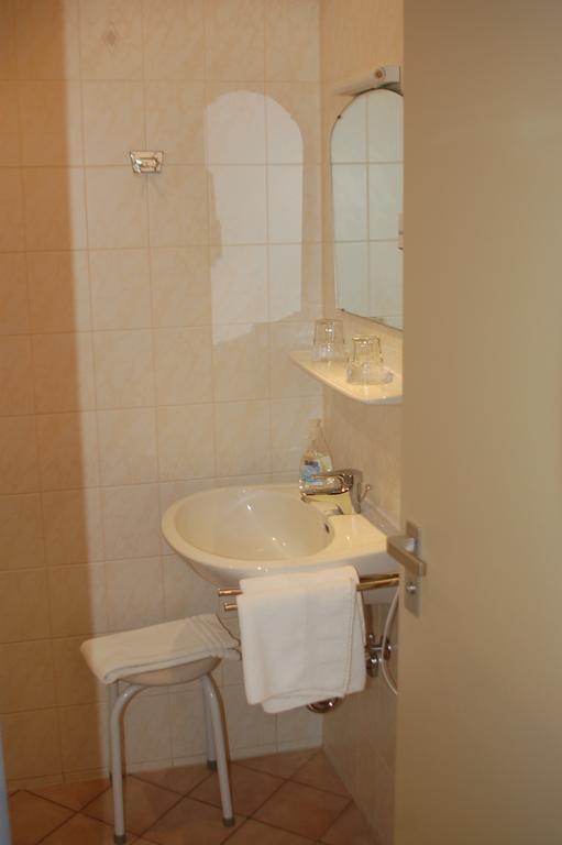 ホテルBrucker Gastehaus フュルステンフェルトブルック 部屋 写真