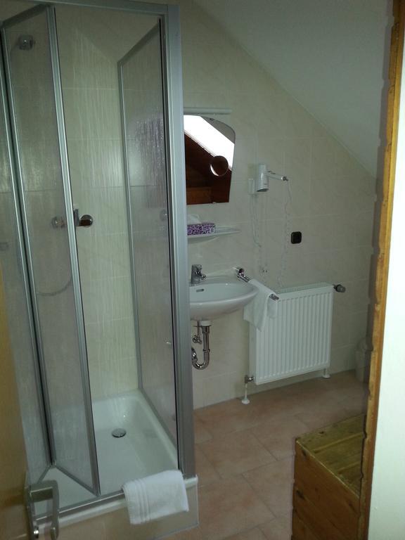 ホテルBrucker Gastehaus フュルステンフェルトブルック 部屋 写真