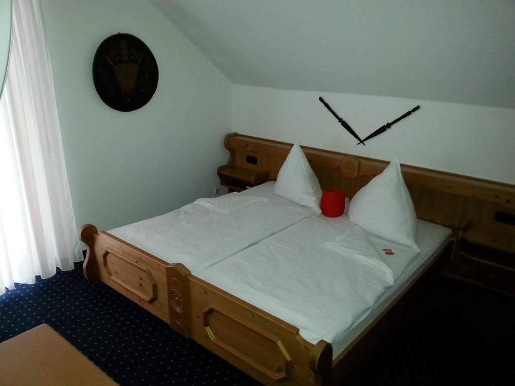 ホテルBrucker Gastehaus フュルステンフェルトブルック 部屋 写真
