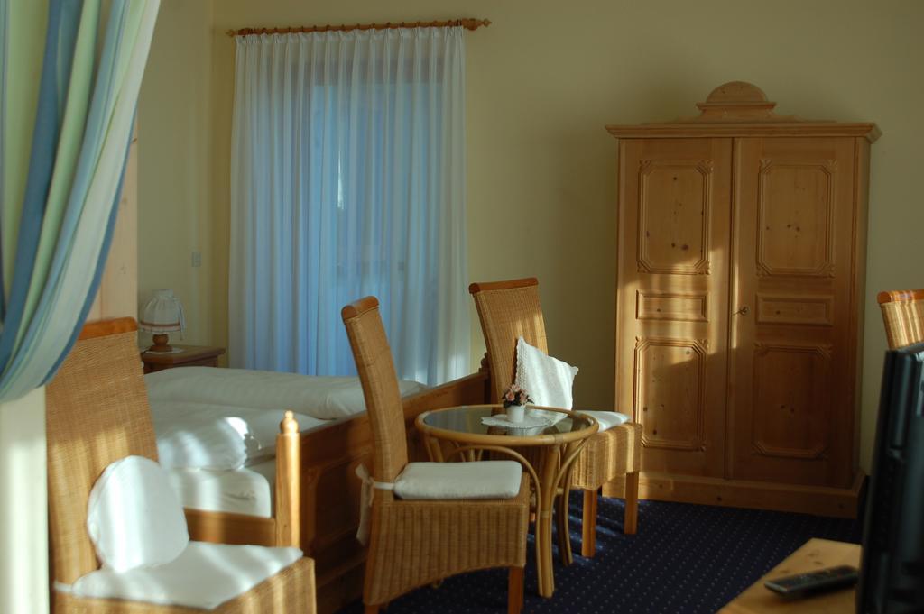 ホテルBrucker Gastehaus フュルステンフェルトブルック 部屋 写真